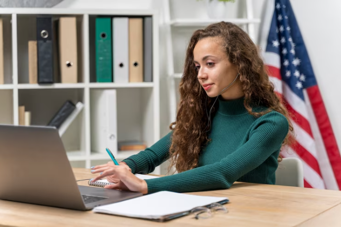 mulher sentada em frente ao notebook aprendendo partes do corpo em inglês