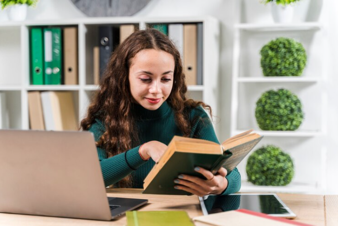 Mulher buscando palavra no dicionário em inglês