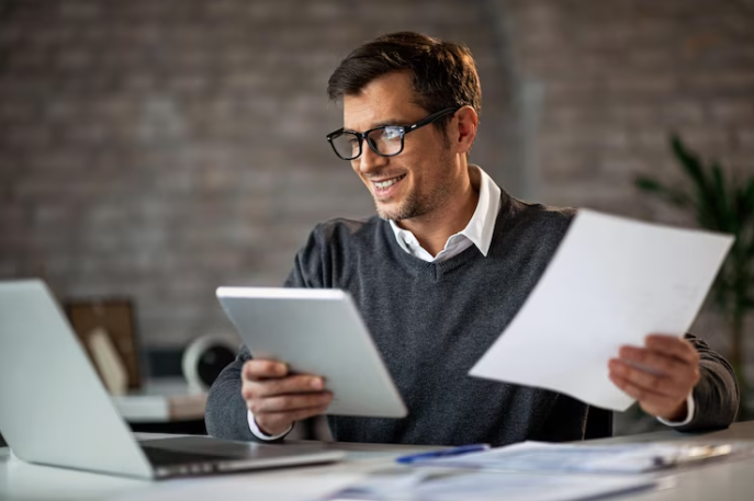 empresário feliz frente ao computador, inglês no empreendedorismo