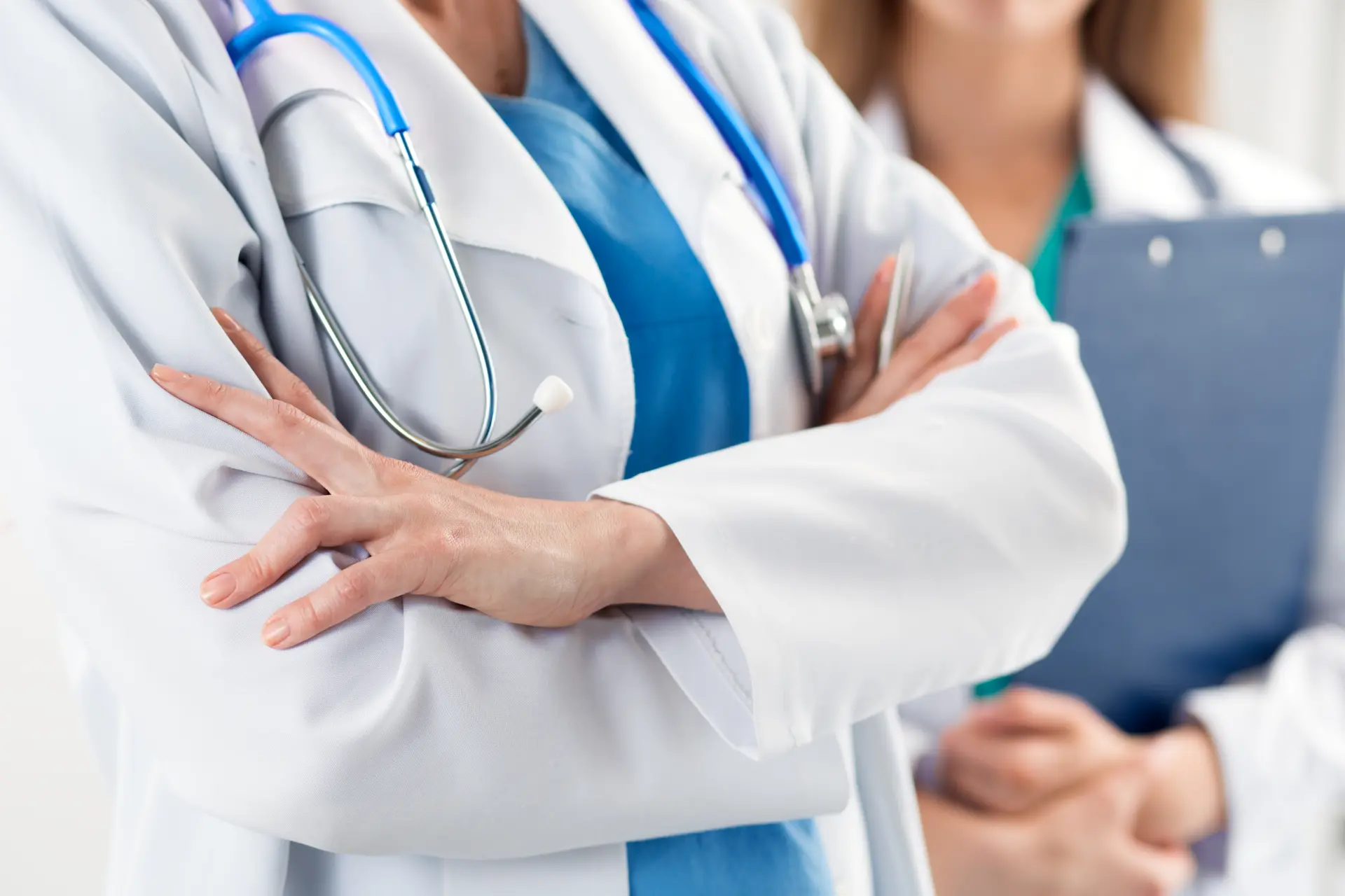 Médicos com jaleco prontos para atuar na saúde digital