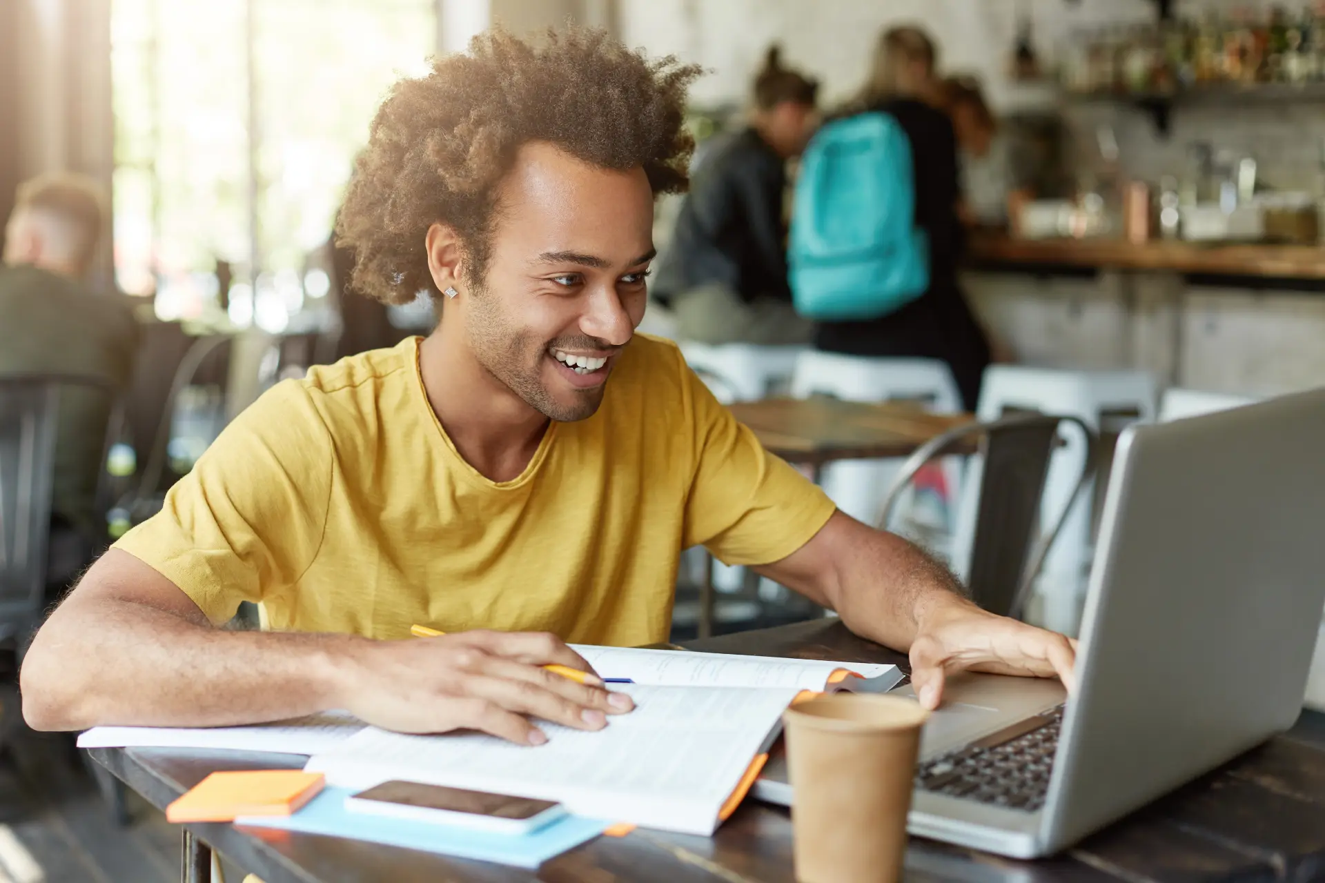 Homem estudando com foco em aulas particulares de inglês online.